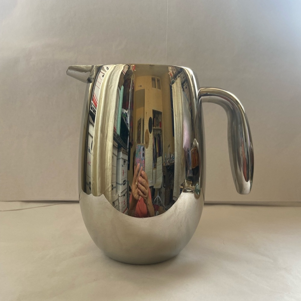 Bodem metal pitcher